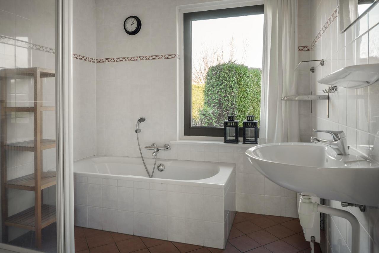 Wellnesshuis Met Hottub, Ligbad En Grote Tuin Villa Tzummarum Exteriör bild